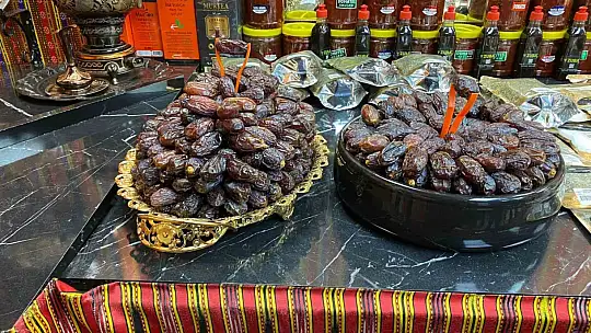 Ramazan'ın vazgeçilmez lezzeti hurma 250 TL'den satılıyor