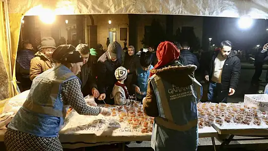 Regaip Kandilinde 10 bin kişilik tatlı ikramı yaptı
