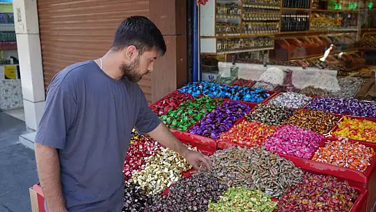 Rengarenk bayram şekerleri Gaziantep'te tezgahları süslemeye başladı