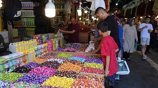Rengarenk bayram şekerleri Gaziantep'te tezgahları süslemeye başladı