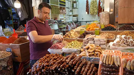 Rengarenk bayram şekerleri Gaziantep'te tezgahları süslemeye başladı