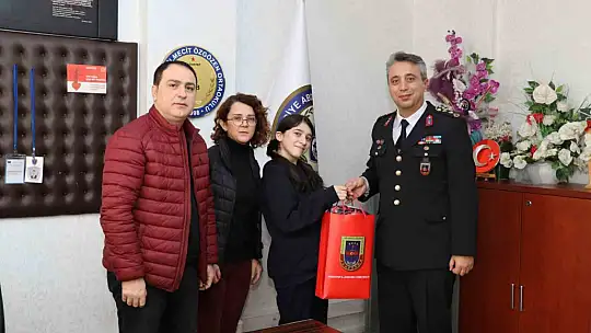 Resim yarışmasında dereceye girenlere jandarmadan hediye