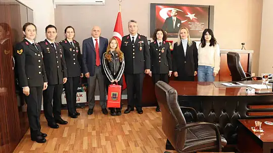 Resim yarışmasında dereceye girenlere jandarmadan hediye