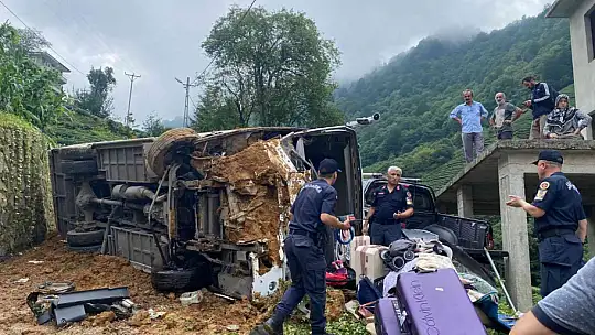 Rize'de tur minibüsü devrildi: 24 yaralı