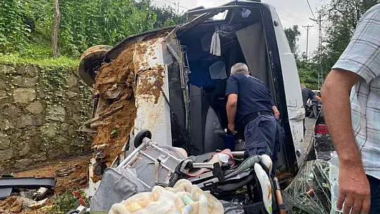 Rize'de tur minibüsü devrildi: 24 yaralı