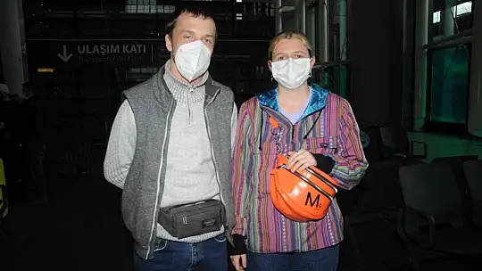 Rus ve Ukraynalı yolcuların İstanbul Havalimanı'nda bekleyişi sürüyor