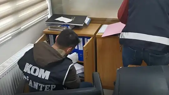 Rüşvet alan tapu memuru ile rüşvet veren bir kişi tutuklandı