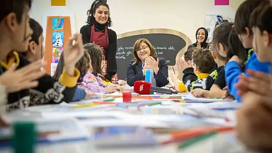 Şahin, çocuklarla hikaye dinleyip, şarkı söyledi
