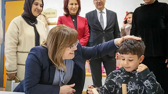 Şahin, çocuklarla hikaye dinleyip, şarkı söyledi
