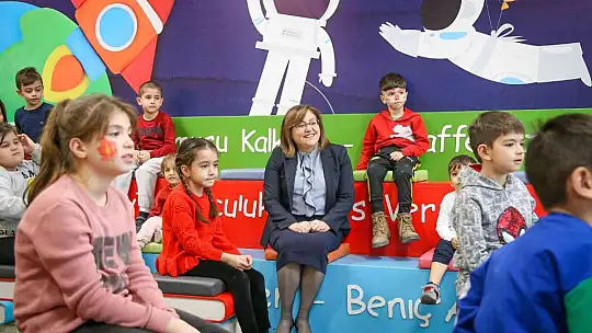 Şahin, çocuklarla hikaye dinleyip, şarkı söyledi