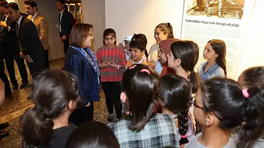 Şahin, çocuklarla Medine kahramanı Fahreddin Paşa'yı anlatan sergiyi gezdi