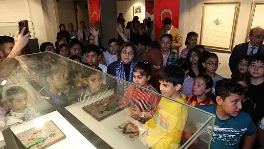 Şahin, çocuklarla Medine kahramanı Fahreddin Paşa'yı anlatan sergiyi gezdi