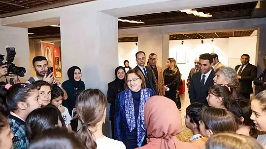 Şahin, çocuklarla Medine kahramanı Fahreddin Paşa'yı anlatan sergiyi gezdi