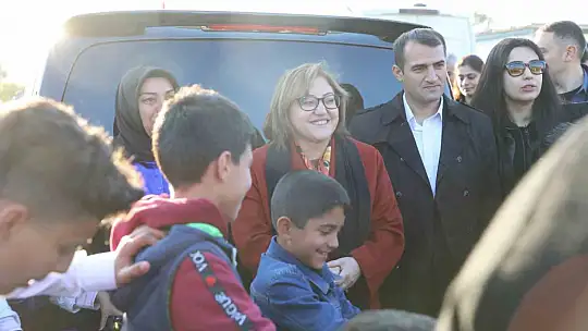 Şahin, İslahiye ve Nurdağı'nda depremzedelerle bayramlaştı