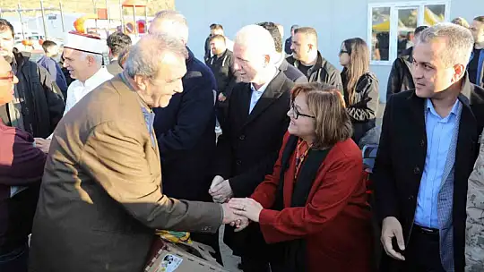 Şahin, İslahiye ve Nurdağı'nda depremzedelerle bayramlaştı