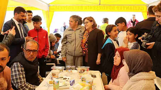 Şahin, İslahiye ve Nurdağı'nda depremzedelerle bayramlaştı