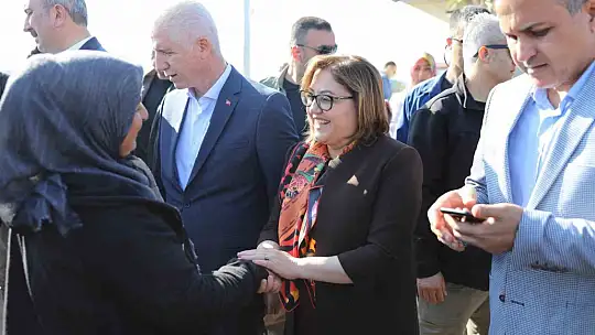 Şahin, İslahiye ve Nurdağı'nda depremzedelerle bayramlaştı