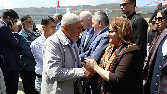 Şahin, İslahiye ve Nurdağı'nda depremzedelerle bayramlaştı
