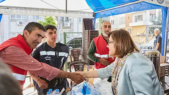Şahin, kurban kesim alanlarındaki gazi şehirlilerle bayramlaştı