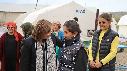 Şahin, Nurdağı kırsalındaki depremzedelerle bir araya geldi