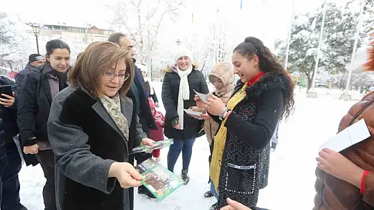 Şahin sokak hayvanlarını besledi