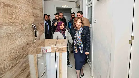 Şahin yağmurda evleri zarar gören vatandaşları ziyaret etti