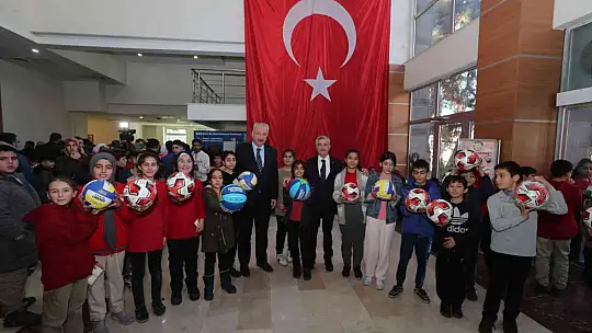 Şahinbey'de 63 bin öğrencinin yüzü güldü