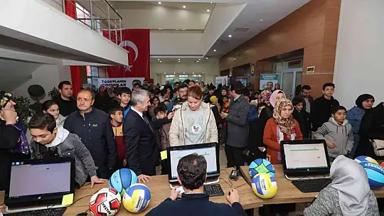 Şahinbey'de 63 bin öğrencinin yüzü güldü