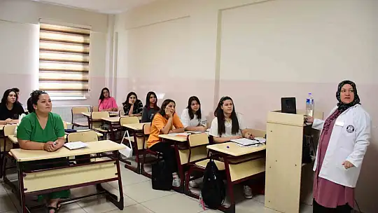 Şahinbey'de ev hanımları ve öğrenciler İngilizce öğreniyor