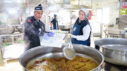 Şahinbey'den ihtiyaç sahibi vatandaşlara sıcak iftar yemeği