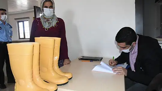 Şahinbey'den kadın çiftçi ve besicilere 6 bin 800 çizme
