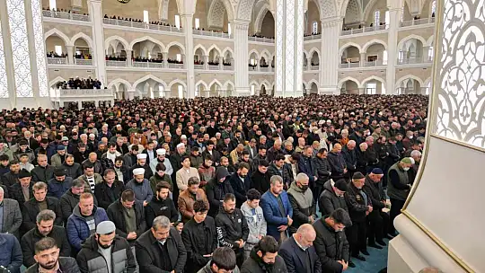 Şahinbey Millet Camii ilk Cuma namazında doldu taştı