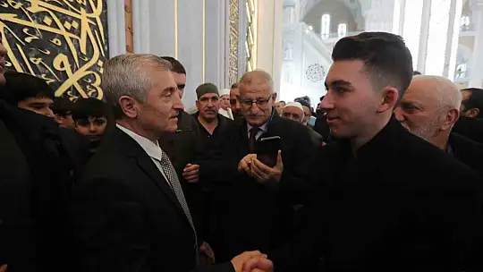 Şahinbey Millet Camii ilk Cuma namazında doldu taştı