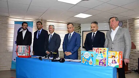 Şahinbey öğrencilere 140 bin adet hediye seti dağıttı