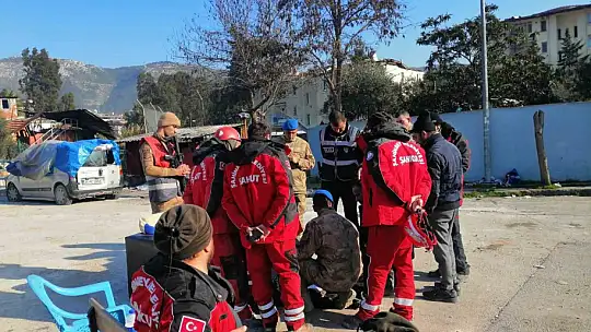 ŞAHKUT ekibi depremzedenin 46 bin TL'sini teslim etti