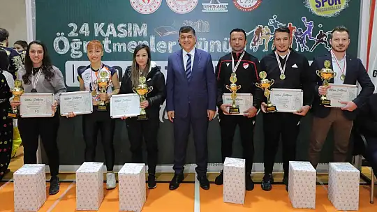 Şampiyon öğretmenler kupalarını kaldırdı
