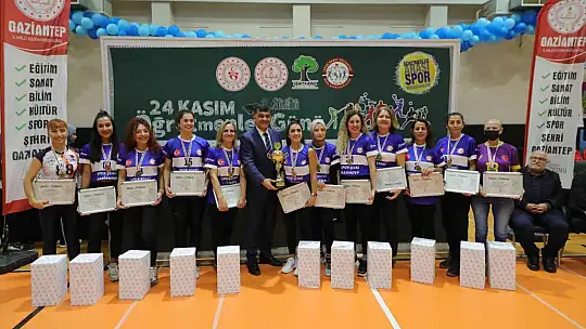 Şampiyon öğretmenler kupalarını kaldırdı