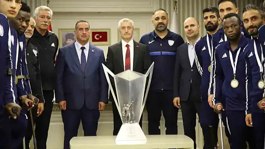 Şampiyon Şahinbey Ampute'den, Başkan Tahmazoğlu'na kupa sürprizi