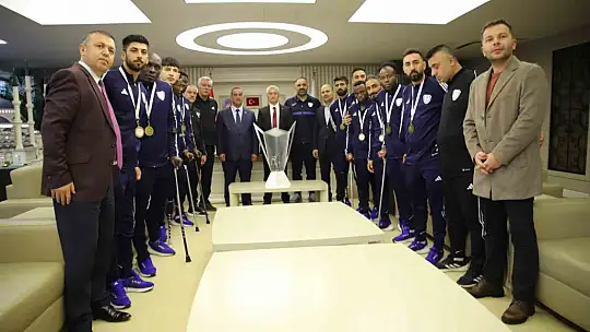 Şampiyon Şahinbey Ampute'den, Başkan Tahmazoğlu'na kupa sürprizi