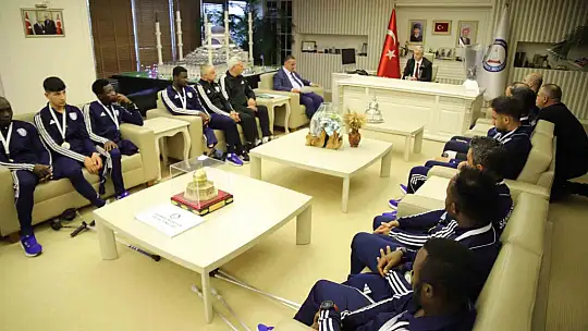 Şampiyon Şahinbey Ampute'den, Başkan Tahmazoğlu'na kupa sürprizi