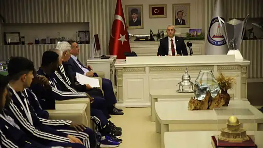 Şampiyon Şahinbey Ampute'den, Başkan Tahmazoğlu'na kupa sürprizi