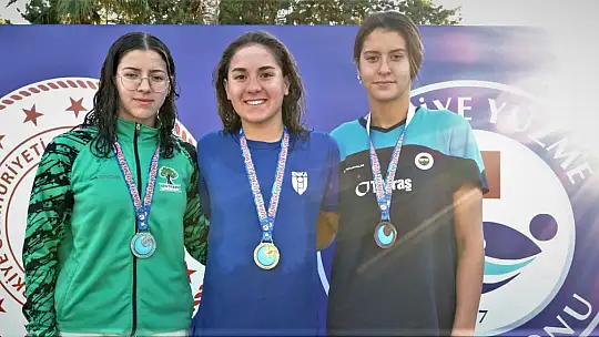 Şampiyon yüzücüler başarıya doymuyor
