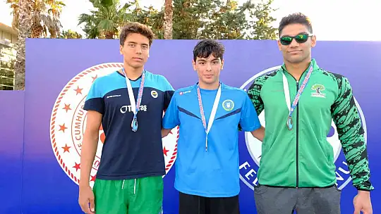 Şampiyon yüzücüler başarıya doymuyor