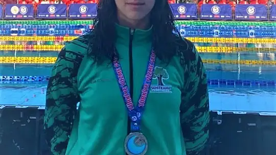 Şampiyon yüzücüler başarıya doymuyor