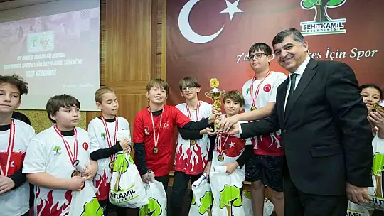 Şampiyonlar, kupaları çifte gururla kaldırdı