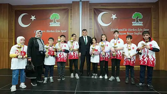 Şampiyonlar, kupaları çifte gururla kaldırdı
