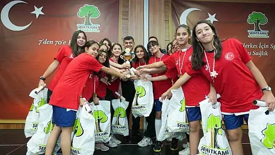 Şampiyonlar, kupaları çifte gururla kaldırdı