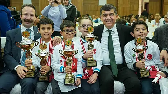 Şampiyonlar, kupaları çifte gururla kaldırdı