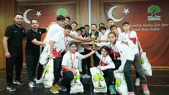 Şampiyonlar, kupaları çifte gururla kaldırdı