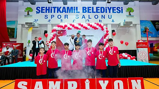 Şampiyonlar, şölen havasında ödüllerini aldı